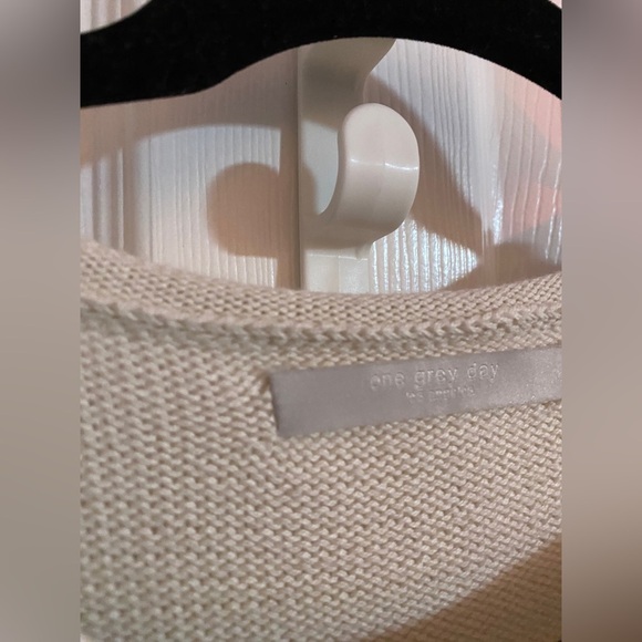 Light long sleeve/sweater with stylish form flattering patterning - Picture 10 of 11